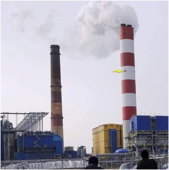 Komin nr 3 z zaznaczoną platformą lęgową dla sokołów wędrownych – to tutaj rozpocznie się ich restytucja.