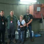Po zakończeniu akcji wsiedlenia wewnątrz komina, obok gniazda. Od lewej Krzysztof Haja (MTO), Adam Mroczek sokolnictwo.pl, Urszula Srzednicka MTO i FalcoFani, Sławomir Sielicki prezes Stowarzyszenia „Sokół”.